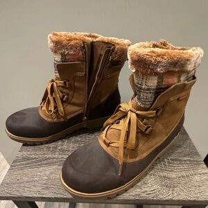 Like New BARETRAPS Women’s Size 9 Boots